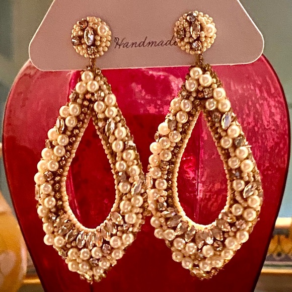 🌺🎉HP🎉🌺 NWT Deepa Gurnani Pearl & Crystal Hoop Chandeliers - Picture 2 of 16